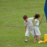 Froilán y Victoria de Marichalar jugando en Barcelona