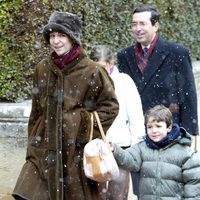 La Infanta Elena, muy abrigada junto a Froilán en Navidad de 2004