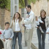 La Reina Letizia, cariñosa con Froilán y acompañada del Rey Felipe, la Princesa Leonor, la Infanta Cristina e Irene Urdangarin