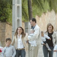 La Reina Letizia, cariñosa con Froilán y acompañada del Rey Felipe, la Princesa Leonor, la Infanta Cristina e Irene Urdangarin