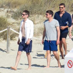 Theo James disfruta de unas merecidas vacaciones en Formentera junto a un grupo de amigos