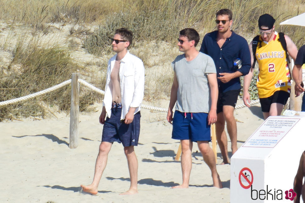 Theo James disfruta de unas merecidas vacaciones en Formentera junto a un grupo de amigos