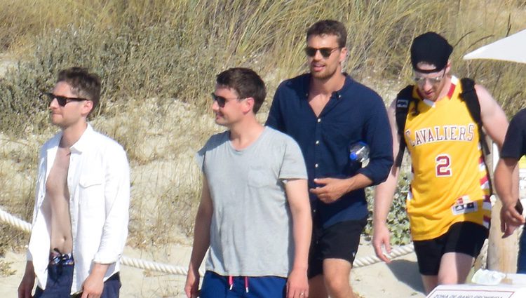 Theo James disfruta de unas merecidas vacaciones en Formentera junto a un grupo de amigos