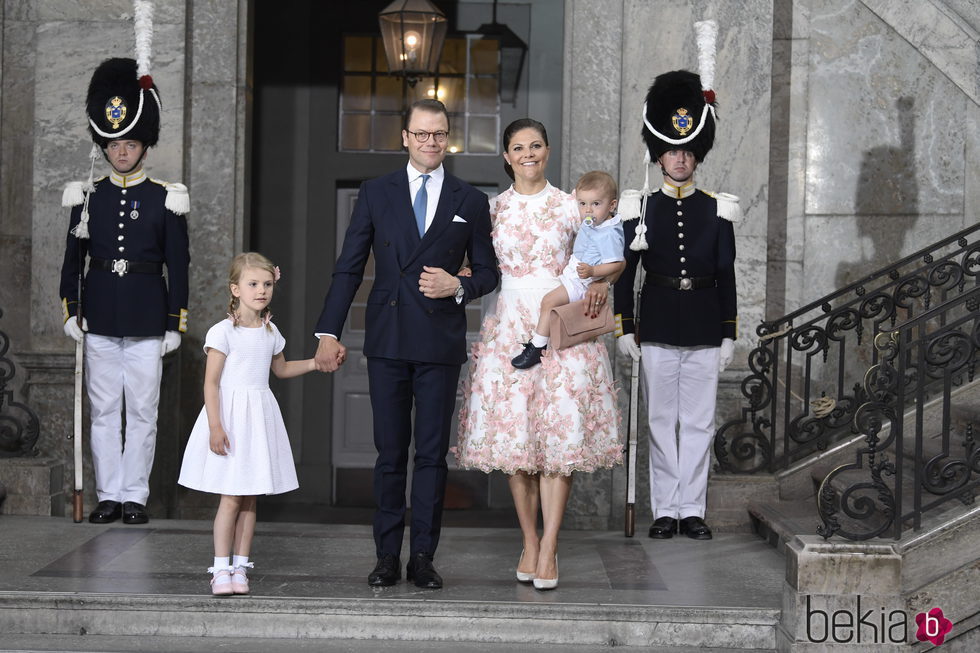 Victoria de Suecia con el Príncipe Daniel y sus hijos Estela y Oscar de Suecia en su 40 cumpleaños