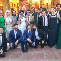 Canco Rodríguez, su mujer Marta Nogal y muchos amigos durante su boda