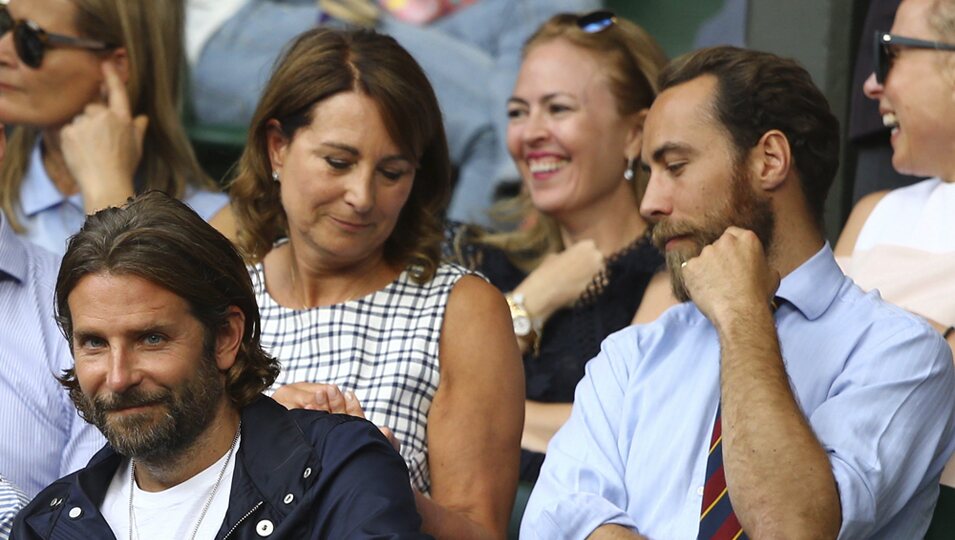 Bradley Cooper al lado de Carole y James Middleton en la semifinal de Wimbledon