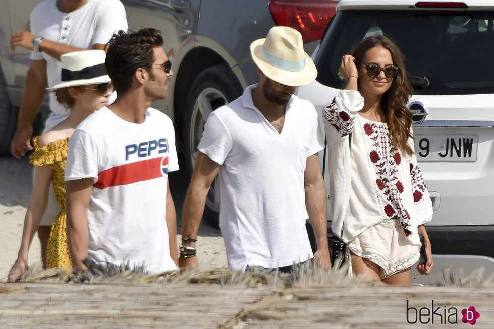 Jon Kortajarena y Alicia Vikander por la splayas e Ibiza