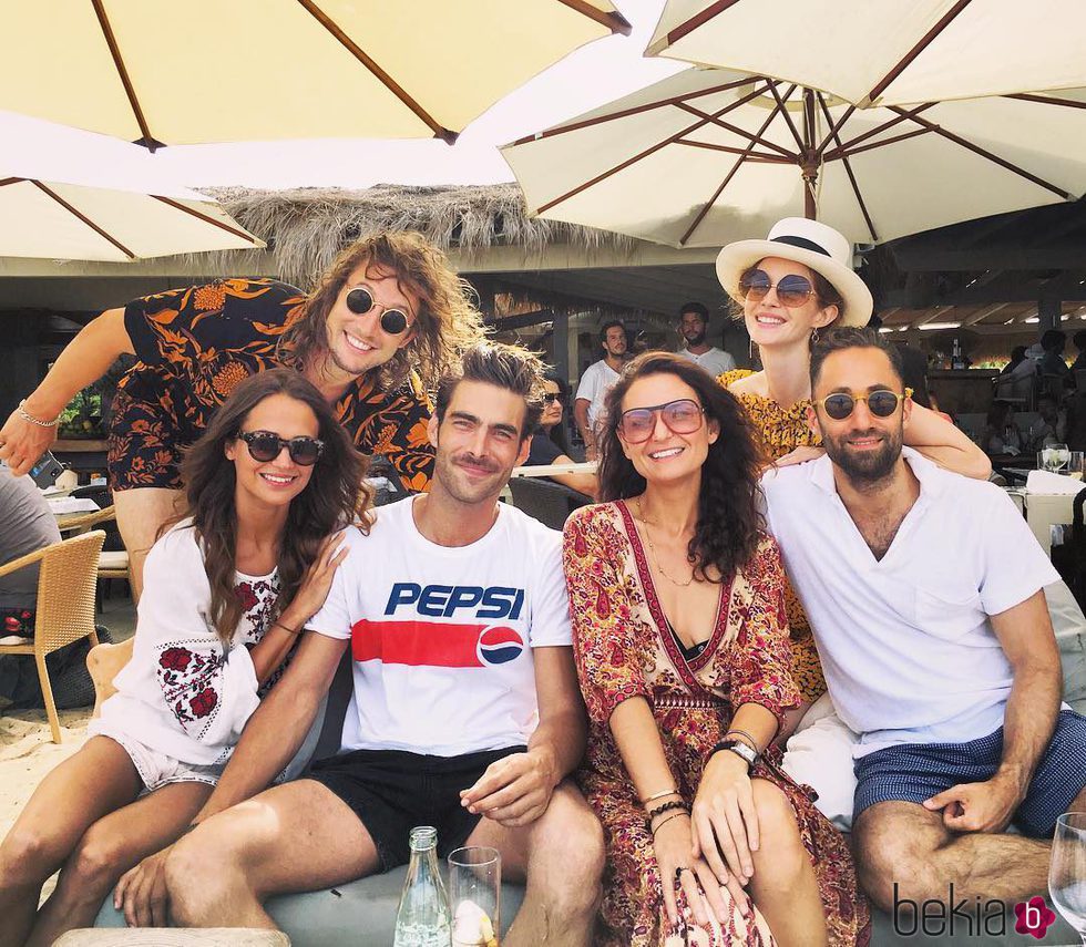 Alicia Vikander, Jon Kortajarena y otros amigos en Ibiza