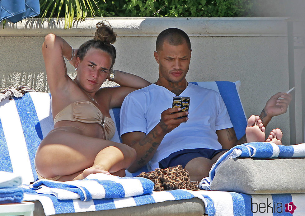 Jeremy Meeks con su nueva novia Chloe Green en una piscina de Los Ángeles