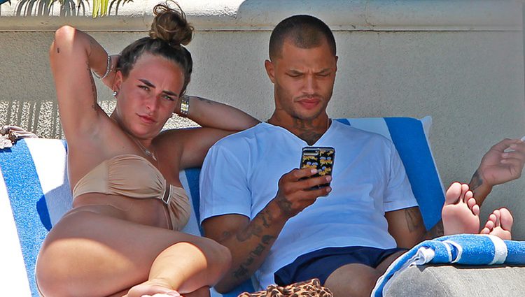 Jeremy Meeks con su nueva novia Chloe Green en una piscina de Los Ángeles