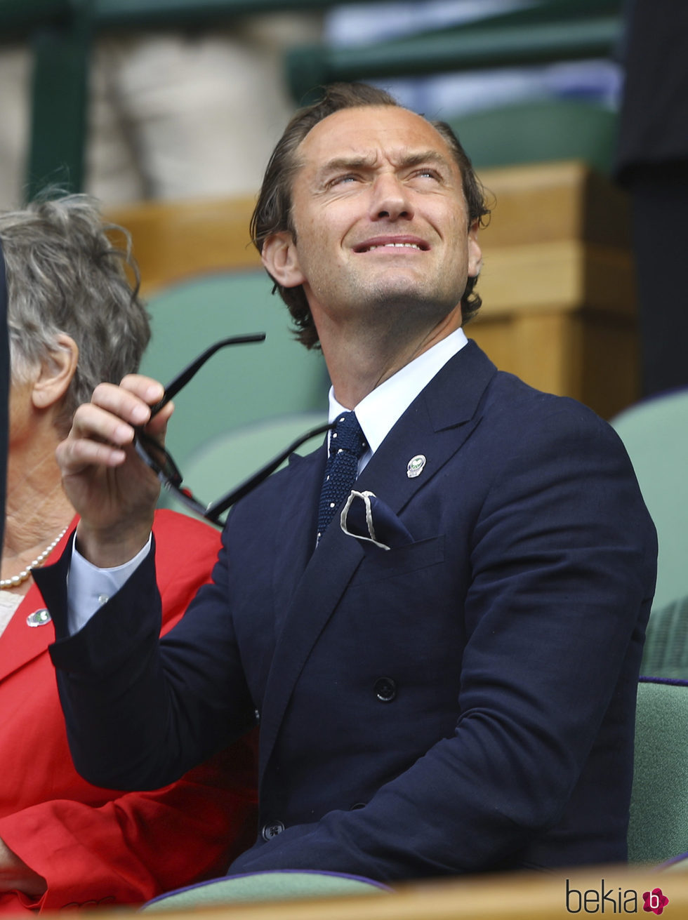 Jud Law disfrutando de la semifinal de Wimbledon 2017