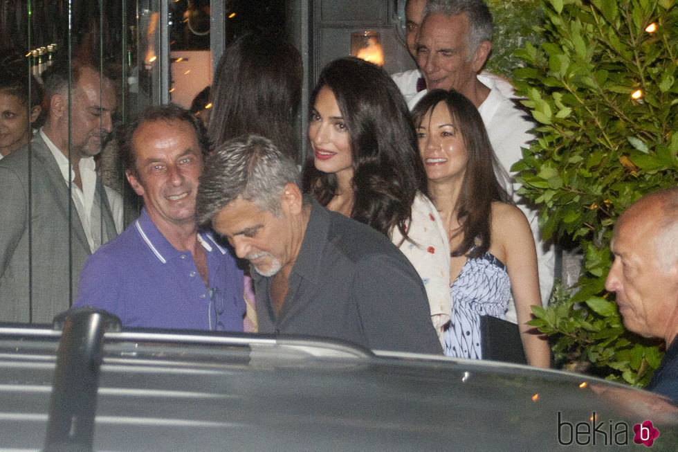 George Clooney Amal Alamuddin yendo a cenar en pareja