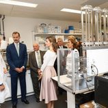 Los Reyes Felipe y Letizia en un laboratorio de biomedicina en Reino Unido