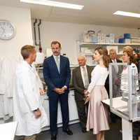 Los Reyes Felipe y Letizia en un laboratorio de biomedicina en Reino Unido