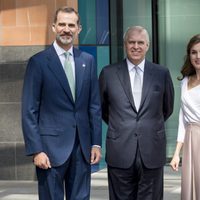 La Reina Letizia y el Rey Felipe con el Príncipe Andrés de Inglaterra