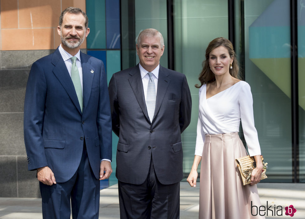 La Reina Letizia y el Rey Felipe con el Príncipe Andrés de Inglaterra