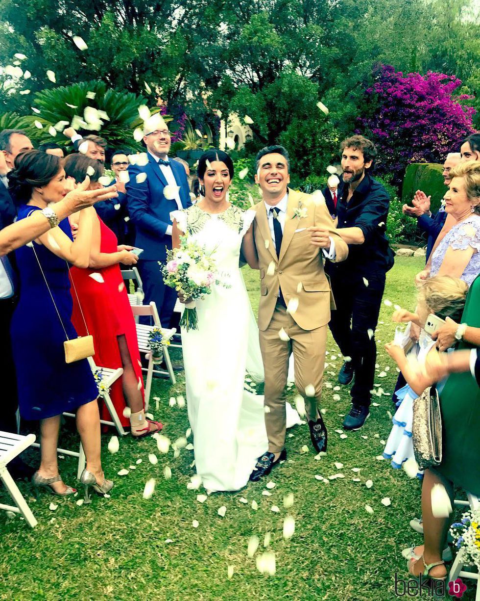 Canco Rodríguez y su mujer Marta Nogal recibiendo pétalos durante su boda