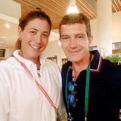 Garbiñe Muguruza y Antonio Banderas posando juntos