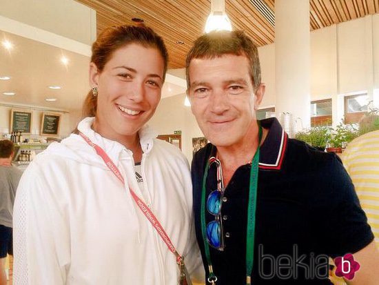 Garbiñe Muguruza y Antonio Banderas posando juntos