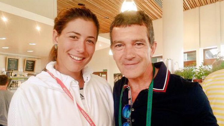 Garbiñe Muguruza y Antonio Banderas posando juntos