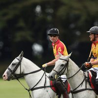 El Príncipe Harry y el Duque de Cambridge durante un partido benéfico de polo