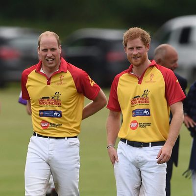 Los Príncipe Guillermo y Harry de Inglaterra durante un partido benéfico de polo