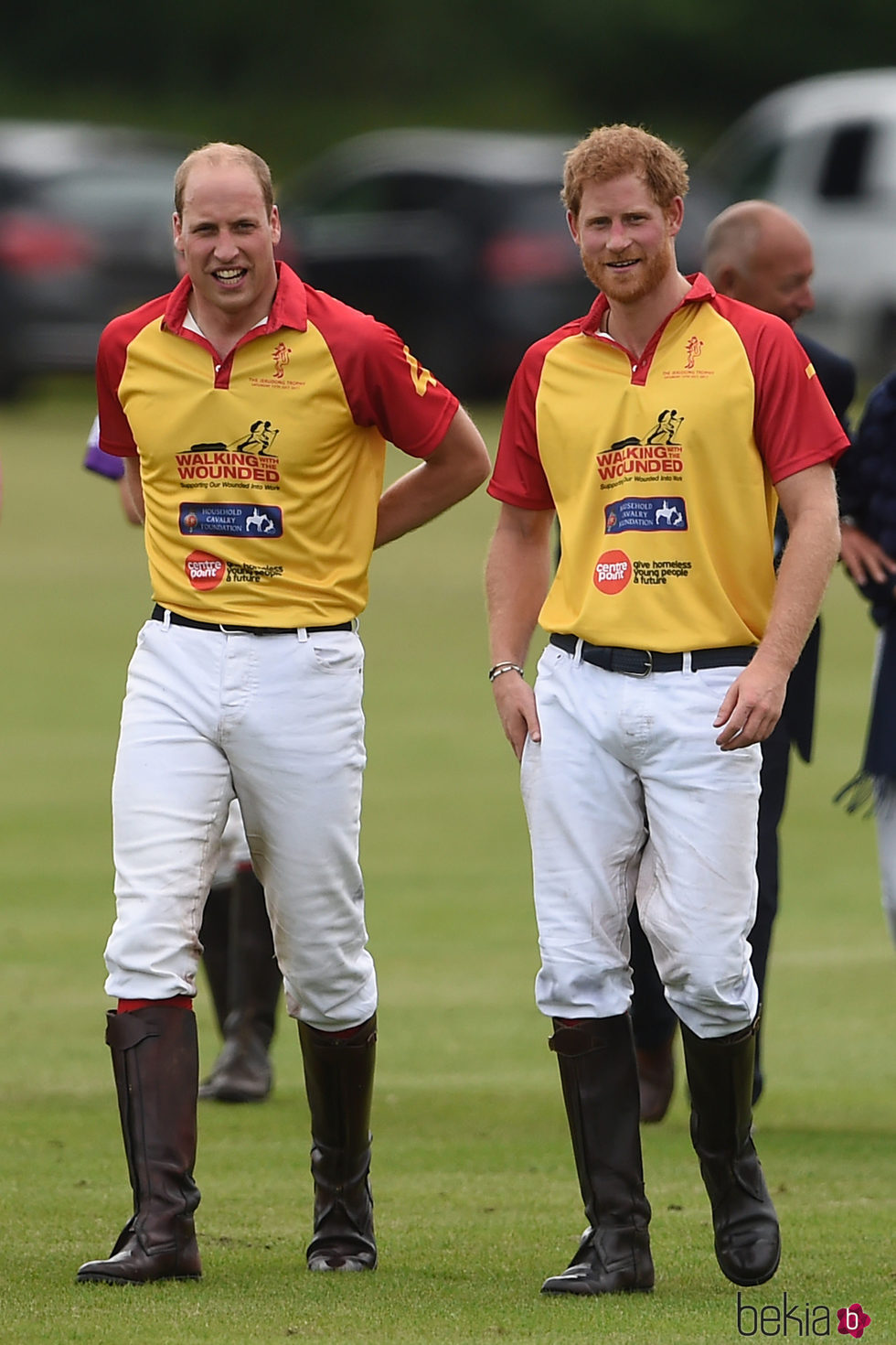 El Duque de Cambridge y el Príncipe Harry en un partido benéfico de polo