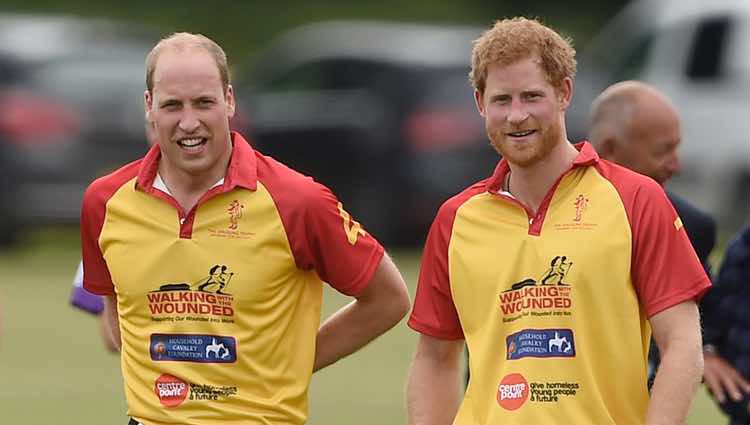 El Duque de Cambridge y el Príncipe Harry en un partido benéfico de polo