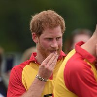 Los Príncipes Harry y Guillermo de Inglaterra en un partido de polo