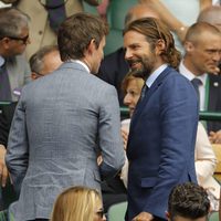 Bradley Cooper charlando con Eddie Redmayne en la final masculina de Wimbledon 2017