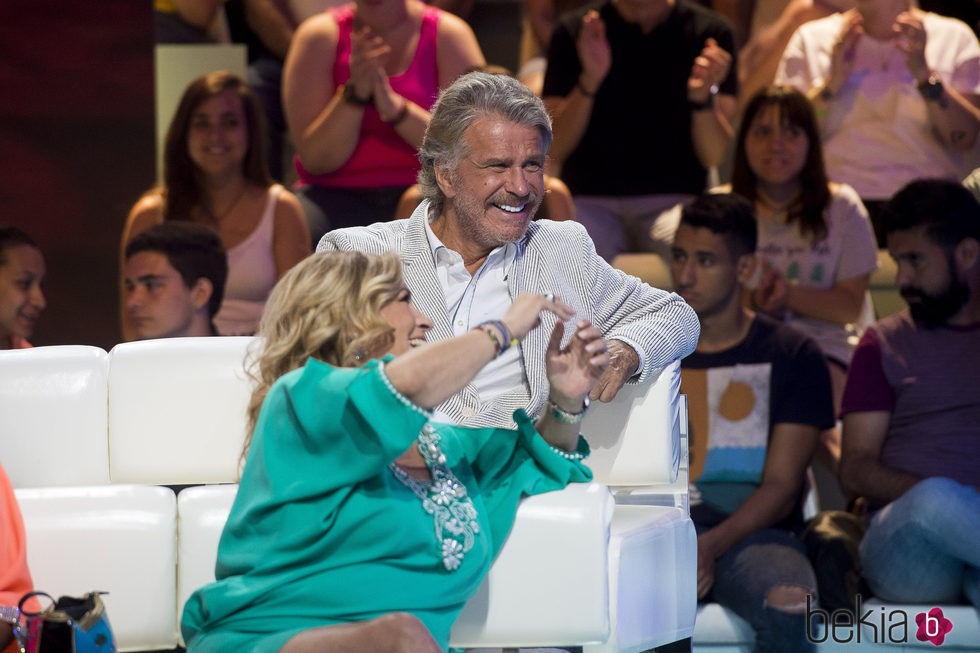 Carmen Borrego bromeando con Bigote Arrocet en el último 'Conexión Honduras' de 'Supervivientes 2017'