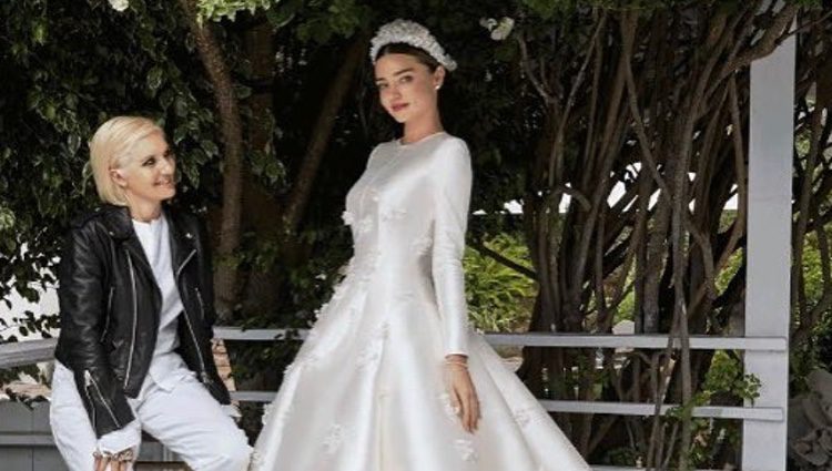 Miranda Kerr el día de su boda con la diseñadora de su vestido de novia