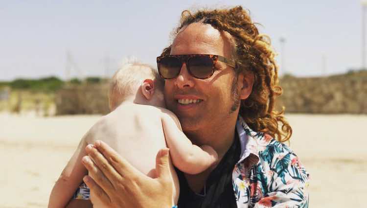 Torito con su hijo Nathan en la playa