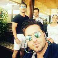 David Bustamante con sus hermanos Manuel e Igor y sus cuñadas