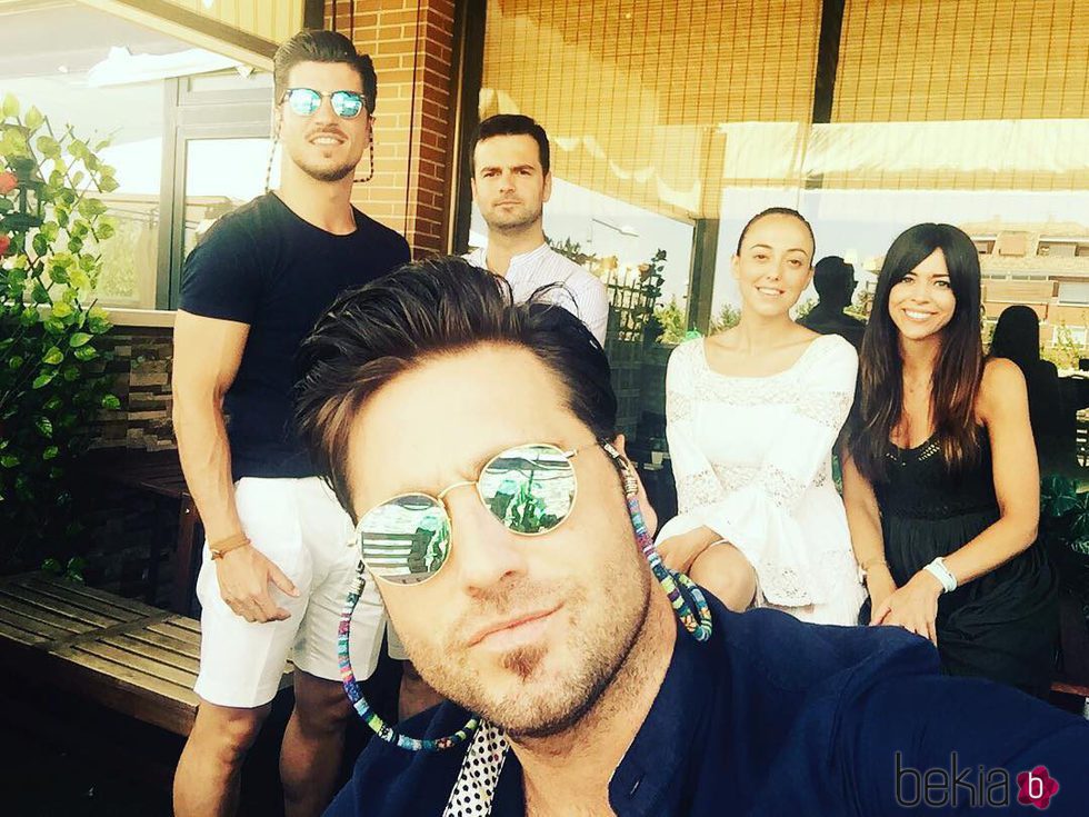 David Bustamante con sus hermanos Manuel e Igor y sus cuñadas