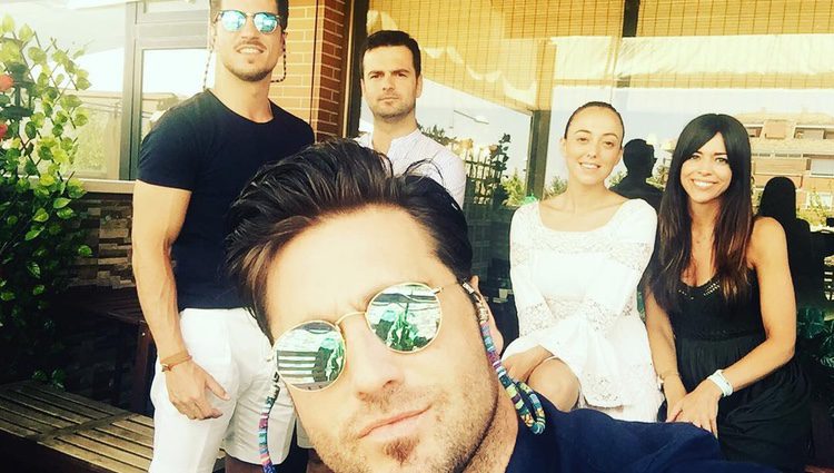 David Bustamante con sus hermanos Manuel e Igor y sus cuñadas