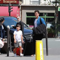 Orlando Bloom y su hijo Flynn de vacaciones en París