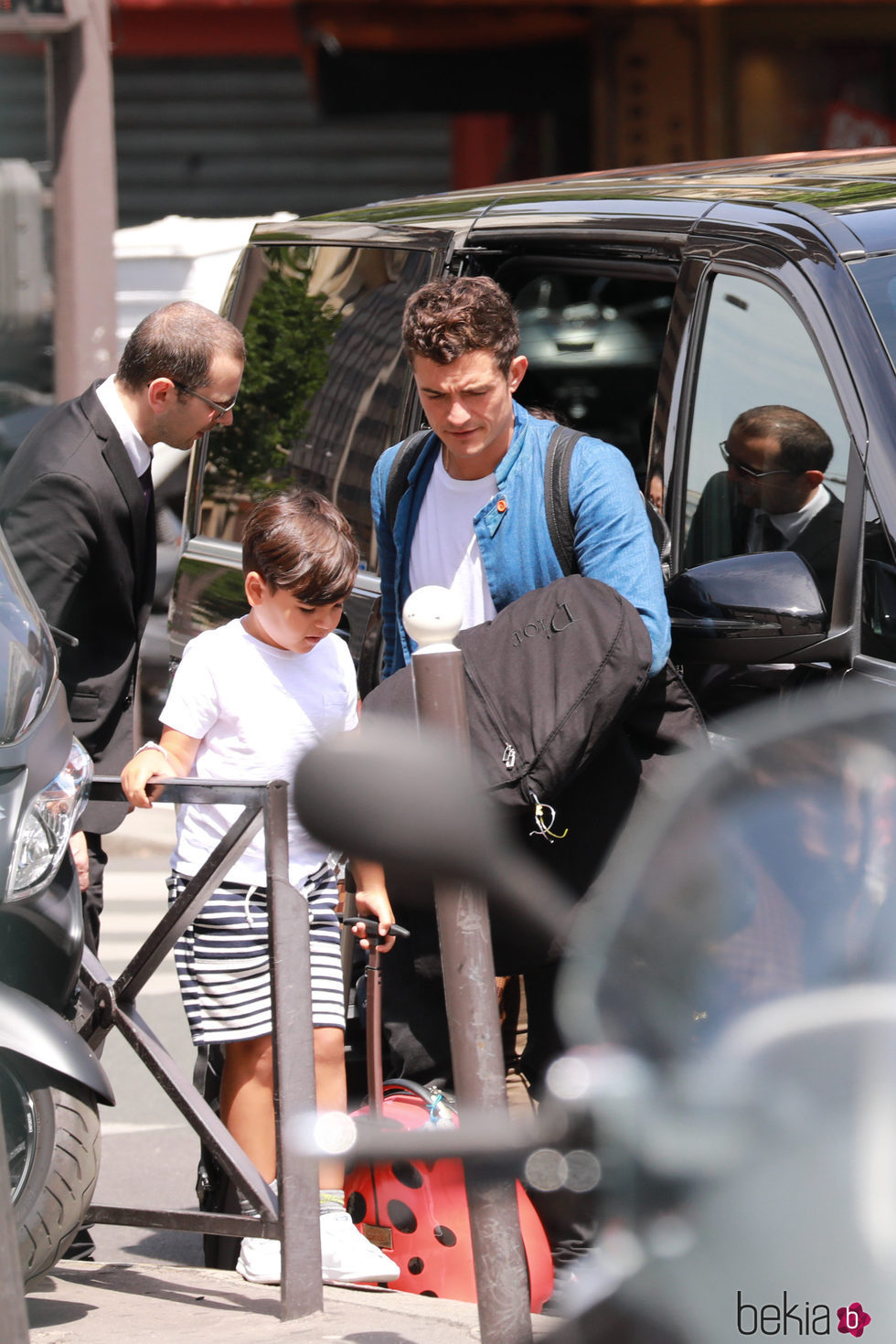 Orlando Bloom y su hijo Flynn en París