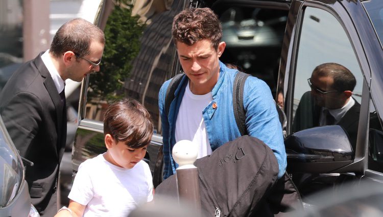 Orlando Bloom y su hijo Flynn en París