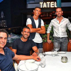 Cristiano Ronaldo con sus socios de su nuevo restaurante en Ibiza