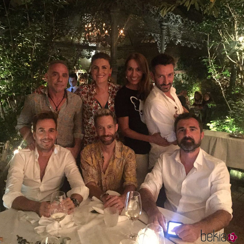 Carlota Corredera con Raúl Prieto y Joaquín Reyes, entre otros, de cena