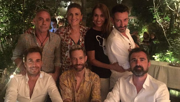 Carlota Corredera con Raúl Prieto y Joaquín Reyes, entre otros, de cena