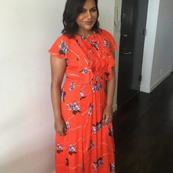 Mindy Kaling con un precioso vestido rojo