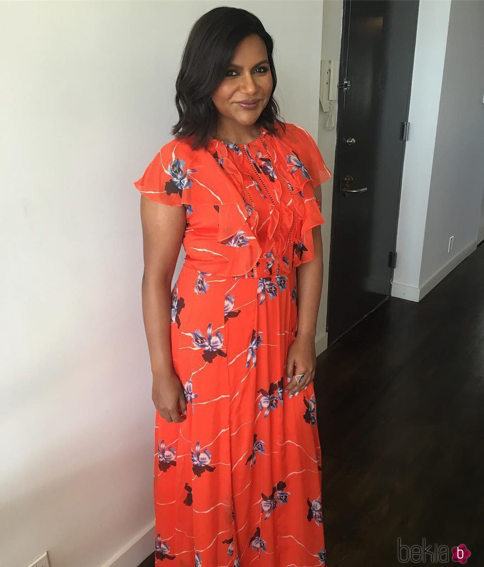 Mindy Kaling con un precioso vestido rojo