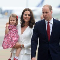 La Princesa Carlota saluda a su llegada a Polonia junto a los Duques de Cambridge