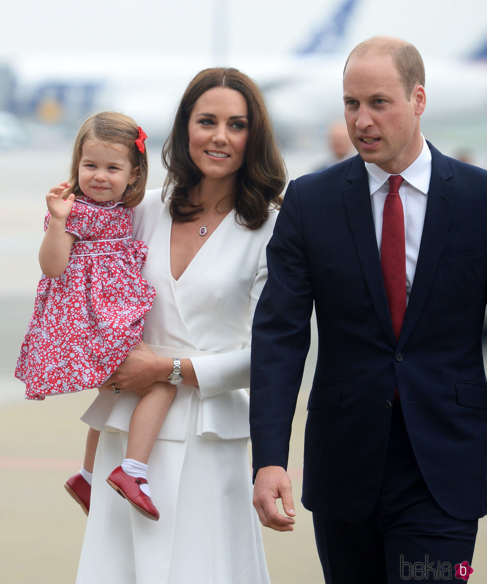 La Princesa Carlota saluda a su llegada a Polonia junto a los Duques de Cambridge