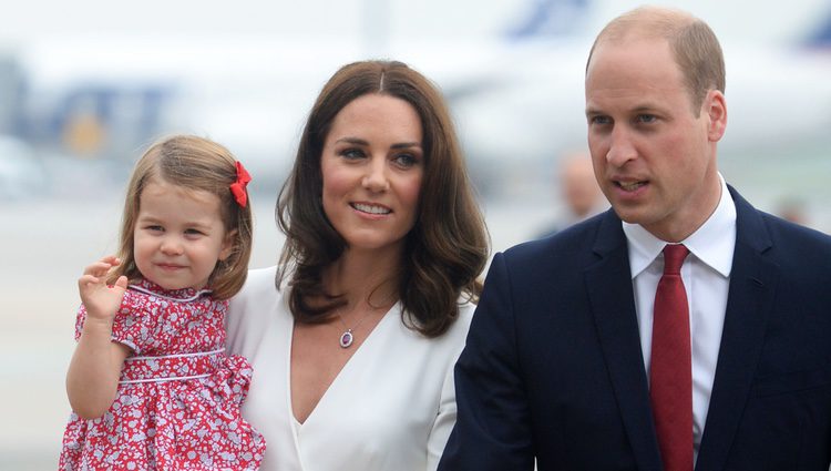 La Princesa Carlota saluda a su llegada a Polonia junto a los Duques de Cambridge