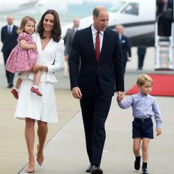 Los Duques de Cambridge, el Príncipe Jorge y la Princesa Carlota llegan a Polonia para un viaje oficial