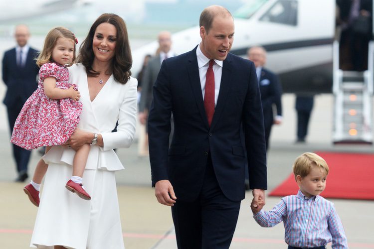 Los Duques de Cambridge, el Príncipe Jorge y la Princesa Carlota llegan a Polonia para un viaje oficial