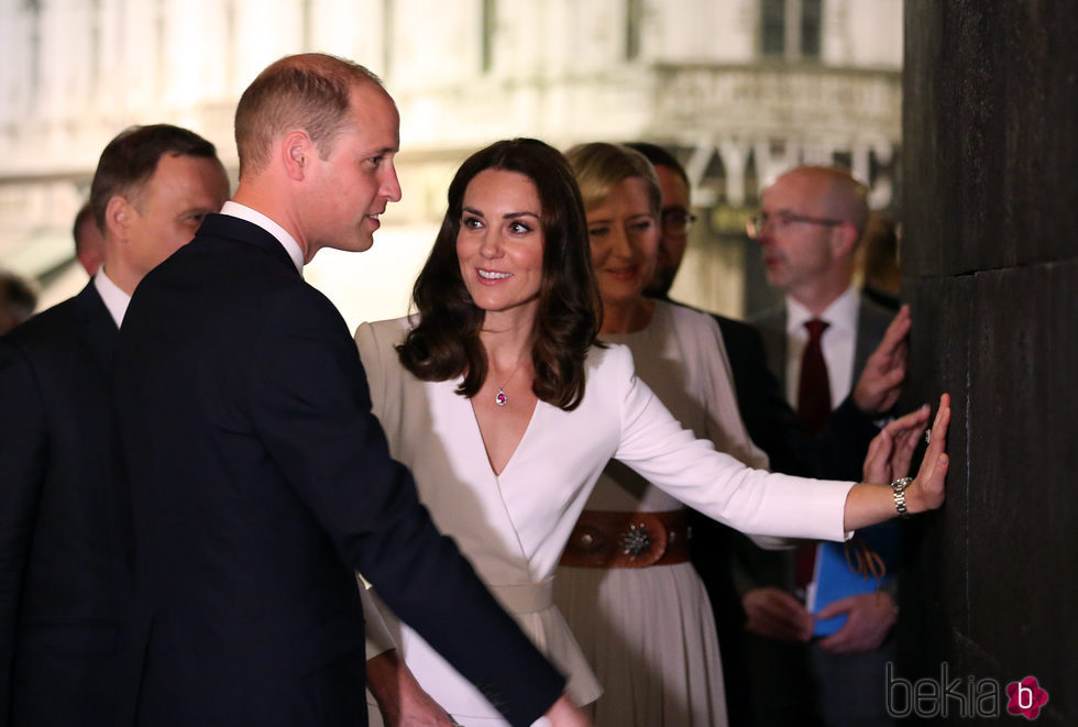 El Príncipe Guillermo y Kate Middleton en el Museo del Levantamiento de Varsovia